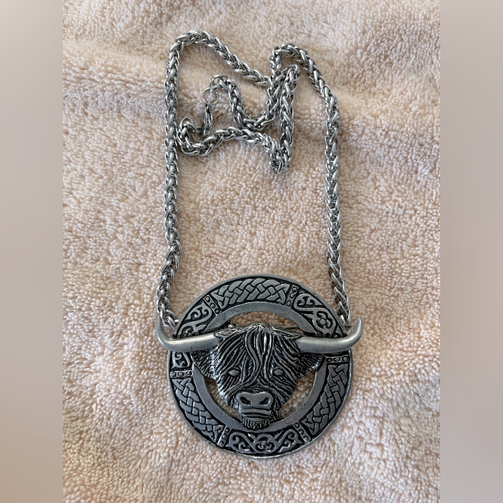 Highland cattle pin w/chain